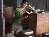 La protagonista mentre legge uno dei libri della sua nuova libreria